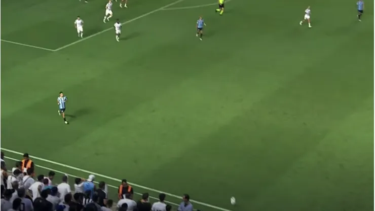 El plantel de Gremio creyó que el balón había salido de la cancha, lo que el Santos aprovechó para meter una contra letal y quedarse con tres puntos de oro.