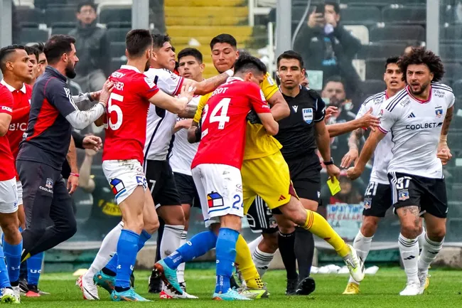 Una de las imágenes del momento más tenso que dejó la final que Colo Colo le ganó a la UC en la Zona Centro Norte de la Copa Chile. (Guille Salazar/RedGol).