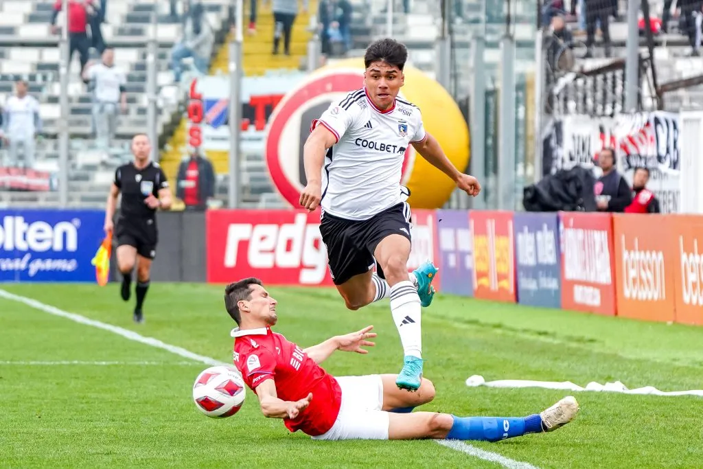 Damián Pizarro en acción: el “9” dejó atrás a Guillermo Burdisso, quien minutos después salió lesionado. (Guille Salazar/RedGol).