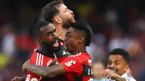 Gerson celebró con ímpetu el golazo con el que el Flamengo lo ganó sobre la hora. De pasadita, fue a abrazar a Jorge Sampaoli.
