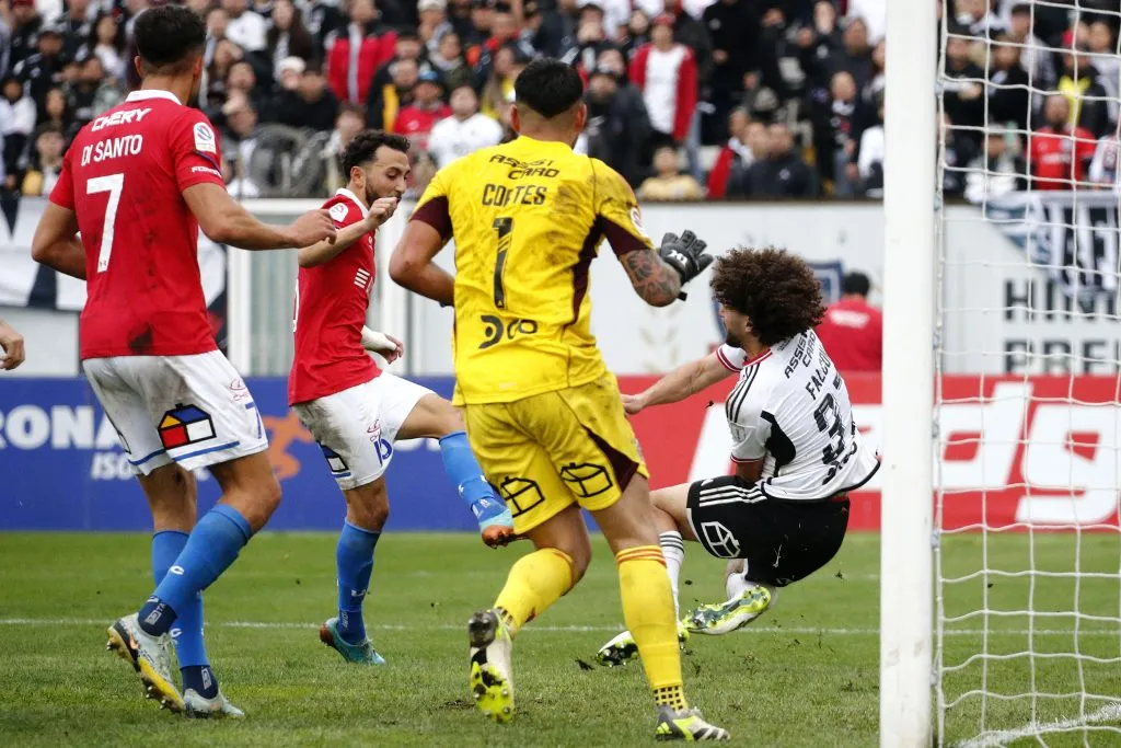 La salvada del Peluca Falcón ante un gol que parecía inexorable del Cimbi Cuevas. (Javier Salvo/Photosport).