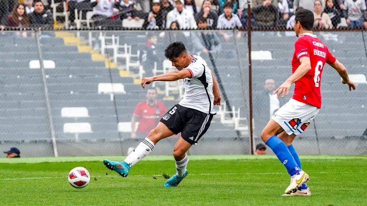 Damián Pizarro marca el tanto de la victoria.