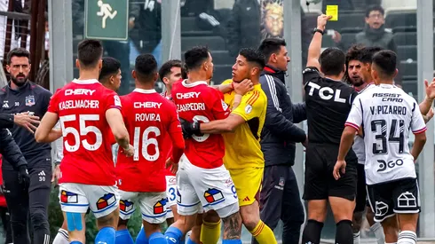 Zampedri tomó del cuello a Brayan Cortés a raíz de un momento tenso que empezó entre Falcón y Alexander Aravena.