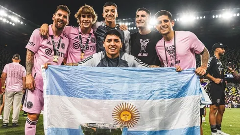 Tomás Avilés aparece con polerón de pie junto a la colonia argentina del Inter Miami.