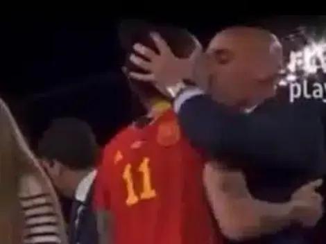 Polémica en España por beso entre Presidente de la Federación y jugadora