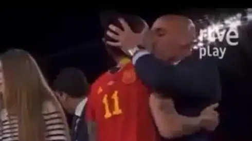 Polémica en España por beso entre el presidente de la Federación y campeona del mundo.