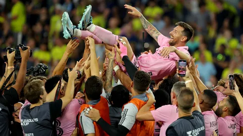 Lionel Messi alzado por sus compañeros de Inter Miami tras ganar la Leagues Cup.