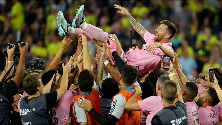 Lionel Messi alzado por sus compañeros de Inter Miami tras ganar la Leagues Cup.