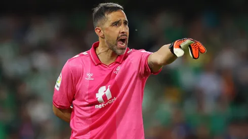 Claudio Bravo es una de las siete bajas que tiene Pellegrini para enfrentar al Atlético de Madrid.