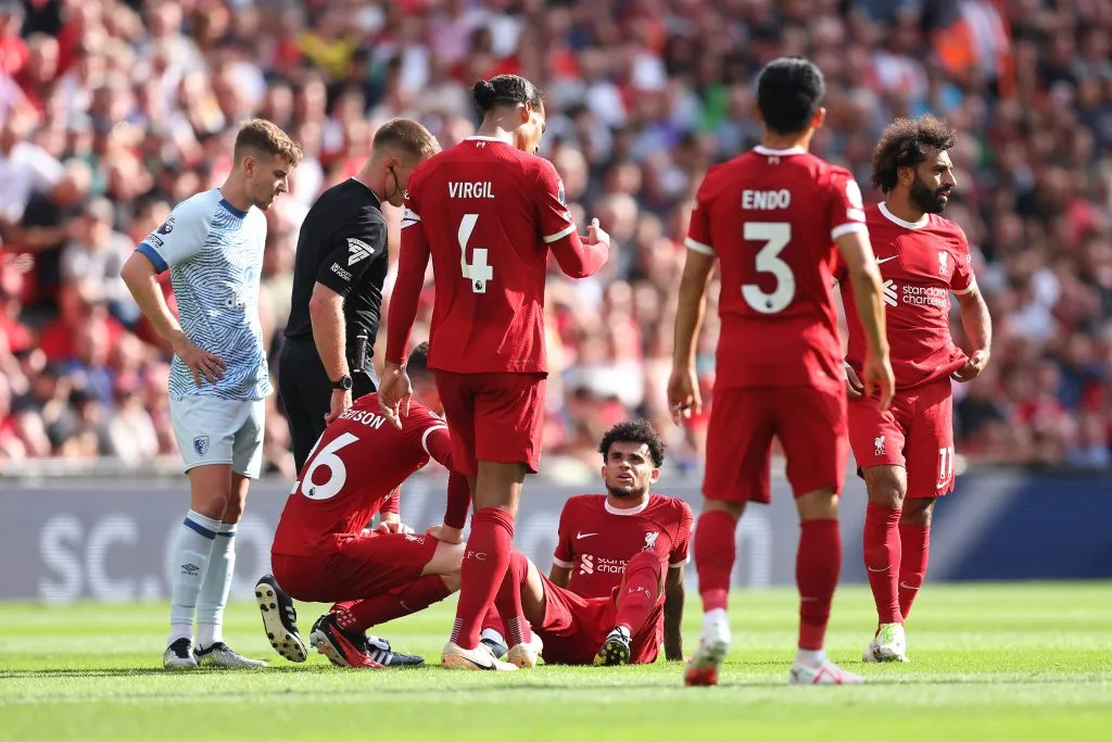Luis Díaz, una de las buenas figuras en el triunfo de Liverpool sobre Bournemouth, se tuvo que retirar del partido por una lesión. ¿Enfrentará con Colombia a la selección chilena en unas semanas más? | Foto: Getty Images.