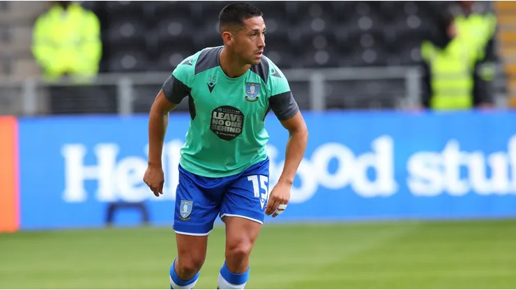 Juan Delgado sigue sumando minutos como titular en Inglaterra.