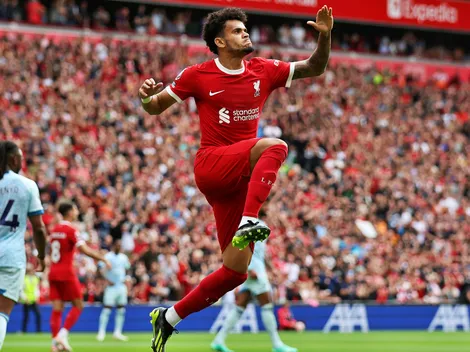 Liverpool saca la camiseta y vence con uno menos al Bournemouth