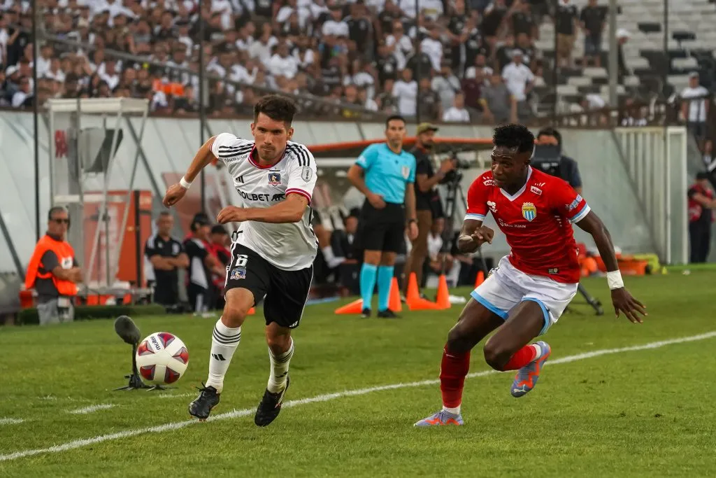 César Fuentes conduce el balón ante la marca de Yorman Zapata en el triunfo por 2-0 de Colo Colo sobre Magallanes en la fecha 7 del Campeonato Nacional 2023. (Guille Salazar/RedGol).