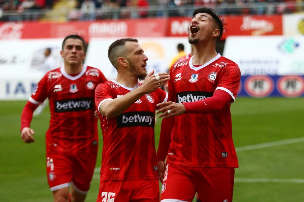 Williams Alarcón celebra el gol que le anotó de penal a Ñublense. (Mauricio Ulloa/Photosport).
