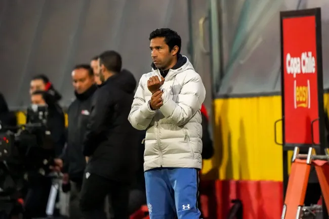 Nicolás Núñez en el borde del campo. UC igualó 0-0 ante Colo Colo en la final regional de ida por la Zona Centro Norte de la Copa Chile. (Guille Salazar/RedGol).