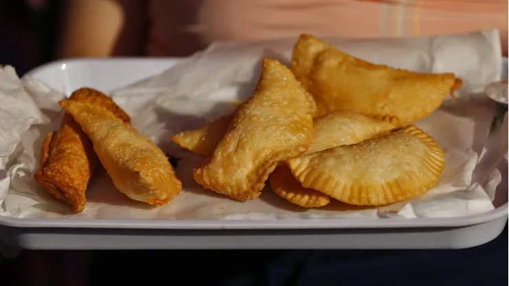 Comidas típicas chilenas: Empanadas fritas.