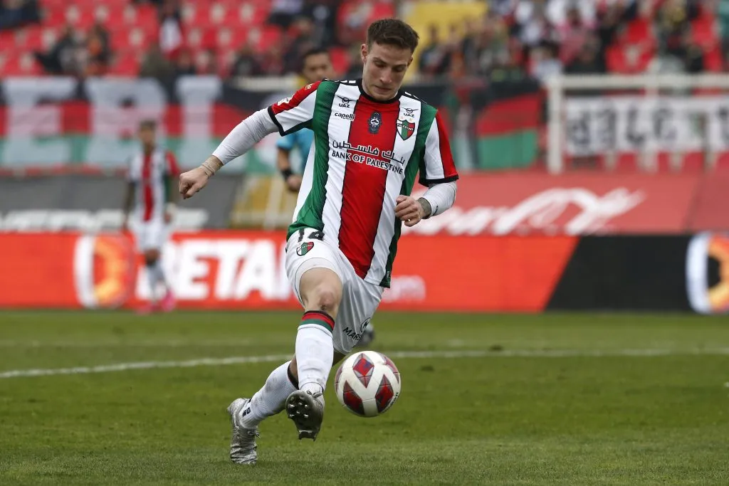 Bruno Barticciotto en acción por Palestino. Seguirá su carrera en Talleres de Córdoba en Argentina. (Javier Salvo/Photosport).