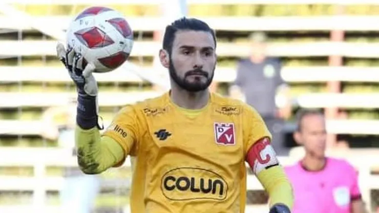 Subasta de camisetas en Deportes Valdivia: organiza Paulo Garcés.