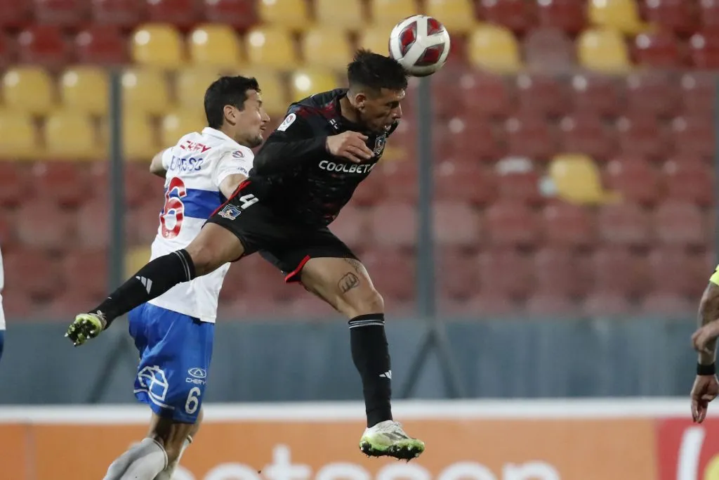 Guillermo Burdisso lucha un balón aéreo con Alan Saldivia en la final de ida ante Colo Colo por la Zona Centro Norte de la Copa Chile. (Jonnathan Oyarzún/Photosport).