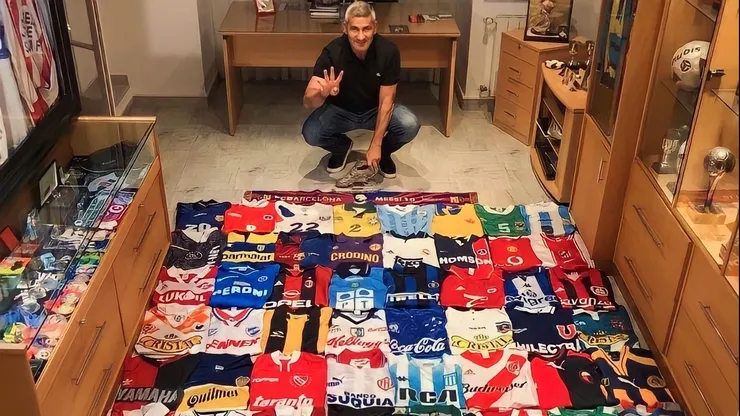 Beto Acosta luce su colección de camisetas con varias joyitas chilenas