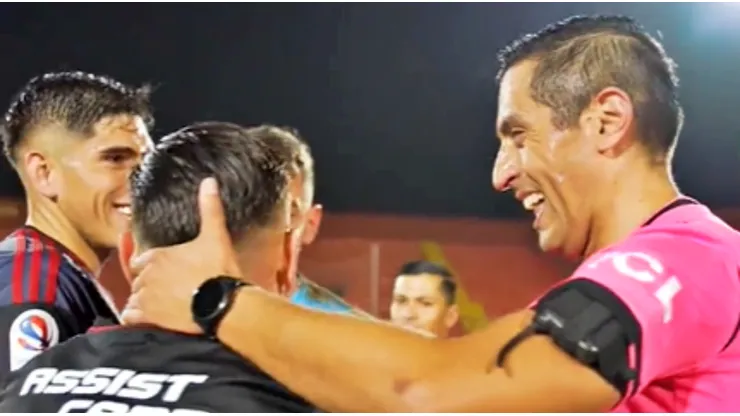 Opazo le sacó en cara el penal a Francisco Gilabert.
