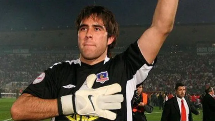 Claudio Bravo con la camiseta de Colo Colo