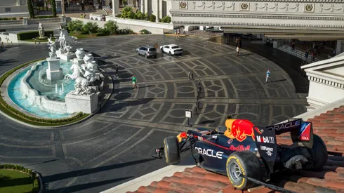 Dios mío, como es posible este suceso. ¿Cómo terminó este auto de la escudería Oracle Red Bull Racing arriba de un techo de un casino?