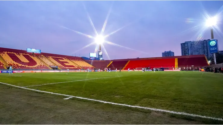 A estadio vacío se jugó el Clásico entre la UC y Colo Colo por Copa Chile.