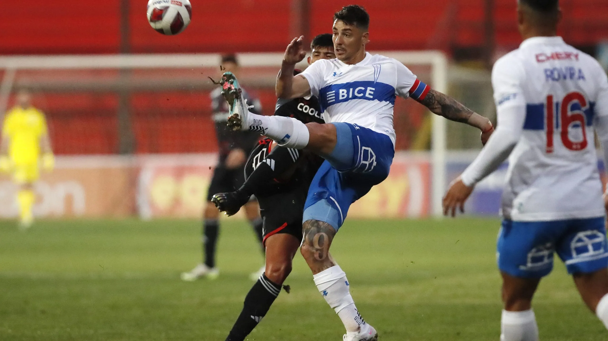 Fernando Zampedri adelantó su futuro en Universidad Católica luego del duelo frente a Colo Colo por Copa Chile. (16/08/2023 Jonnathan Oyarzun/Photosport)