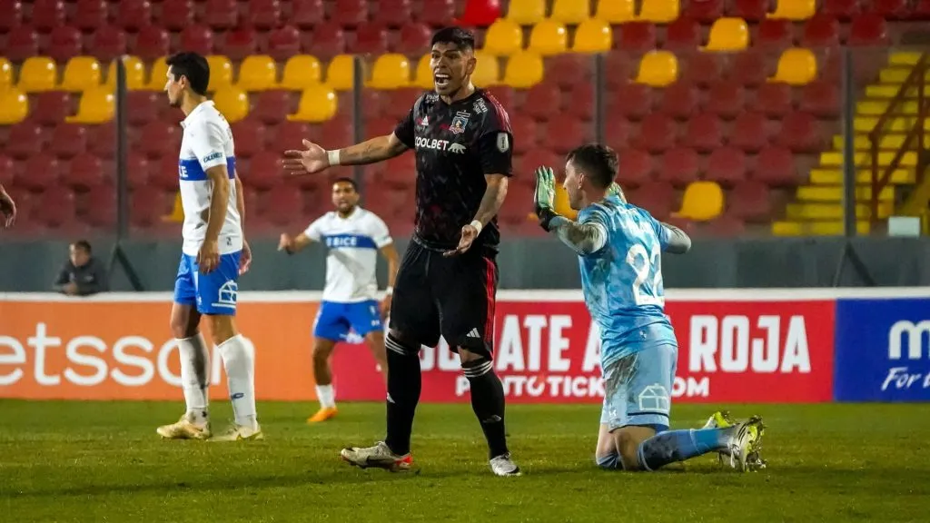 Carlos Palacios recibió un agarrón descarado de Nicolás Peranic, pero no se cobró penal. No había VAR. Foto: Guille Salazar, RedGol.