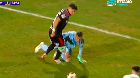 Nicolás Peranic tomó a Carlos Palacios cuando le robó el balón, pero no se cobró penal. Todo al no tener VAR.