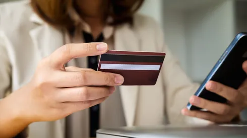 Mujer realiza una trasnferencia