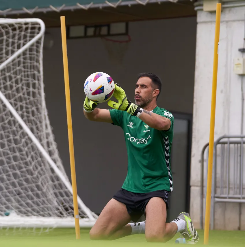 Claudio Bravo en plena recuperación con el Betis de España.