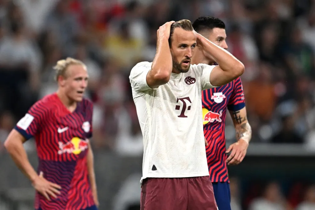 Harry Kane ya debutó oficialmente con el Bayern Múnich. Lamentablemente para el inglés, fue con derrota de 3-0 ante&nbsp;RB Leipzig por la Supercopa de Alemania. | Foto: Getty Images.