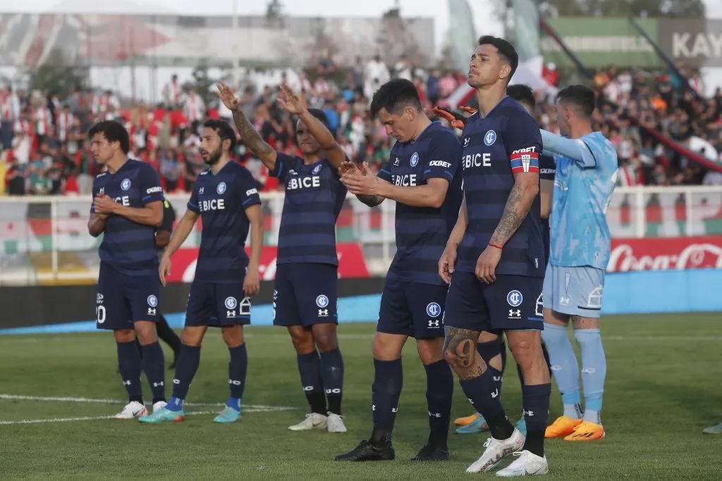 Así se despidió la UC de sus hinchas tras la goleada sufrida ante Palestino. (Marcelo Hernández/Photosport)-