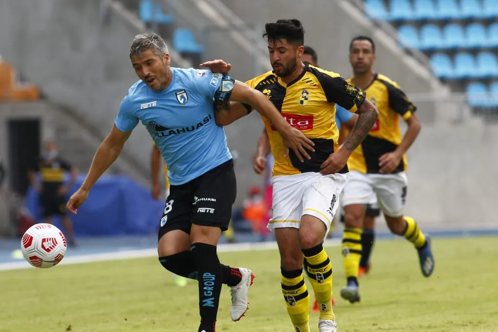 Mauricio Zenteno disputa un balón ante Jorge Gatica en un Deportes Iquique vs. Coquimbo Unido. (Alex Díaz/Photosport).