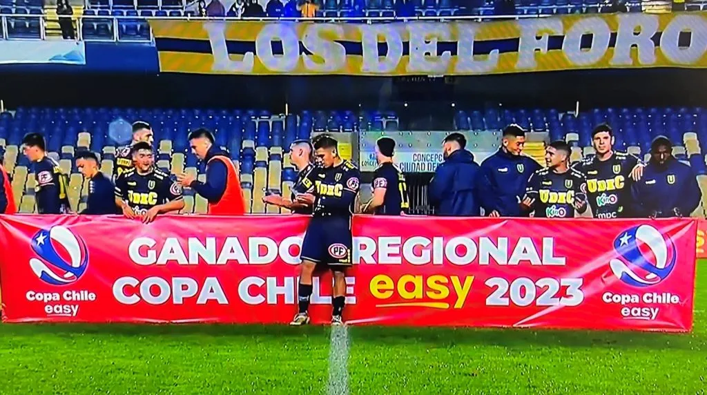 Momento en que se dan cuenta del galardón reciclado (Captura)