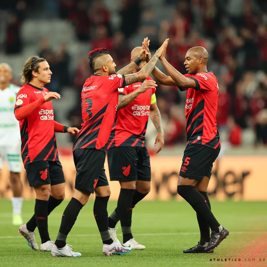 Pese a todo hubo celebración para Vidal y el Furaçao. (José Tramontin/Athletico PR).
