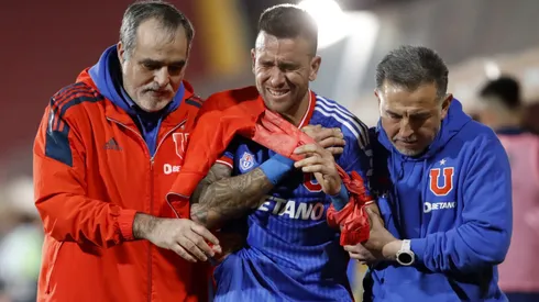 El jugador se tuvo que retirar apoyado en el cuerpo médico de la U.