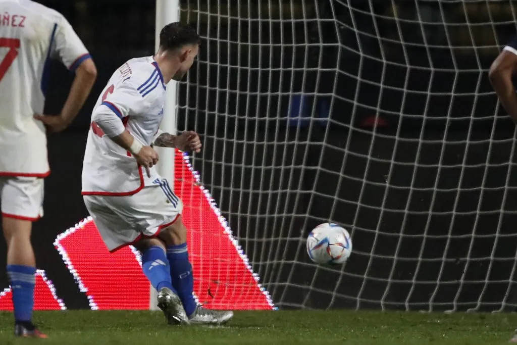 El penal de Bruno Barticciotto ante República Dominicana. (Andrés Piña/Photosport).