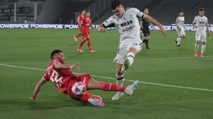 Mauricio Isla estuvo casi todo el partido en su estreno en Independiente.