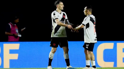 Gary Medel fue titular y capitán en Vasco Da Gama, y es compañero del ex Rangers, Pablo Vegetti.