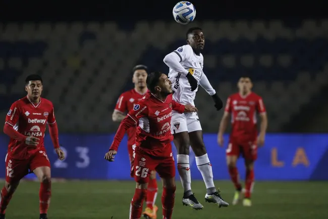Ismael Sosa protege un balón en el duelo de ida entre Ñublense y Liga de Quito.  (Marco Vázquez/Photosport).