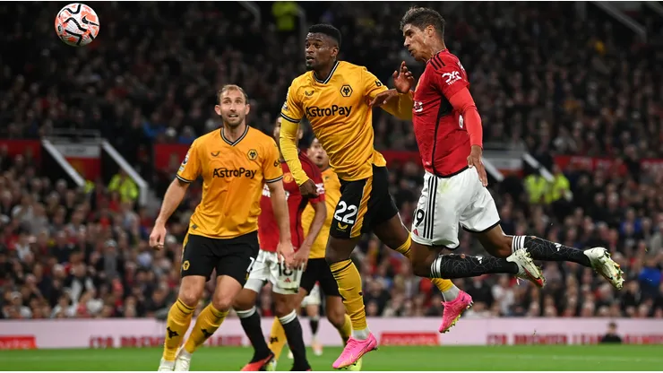 Raphael Varane anotando de cabeza para Manchester United al Wolverhampton.
