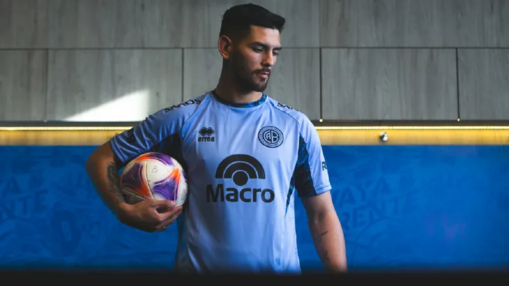 Lucas Passerini posa con la camiseta de Belgrano de Córdoba, de la primera división de Argentina.