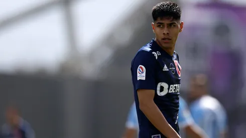 Darío Osorio va en el ataque de Universidad de Chile.