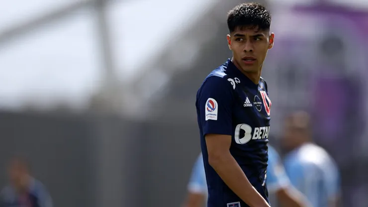 Darío Osorio va en el ataque de Universidad de Chile.