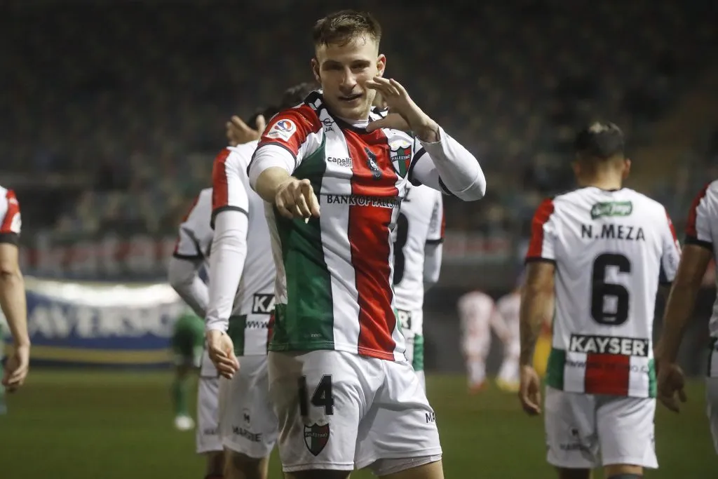 Bruno Barticciotto festeja un golazo que le convirtió al Audax Italiano con Palestino. (Jonnathan Oyarzun/Photosport).