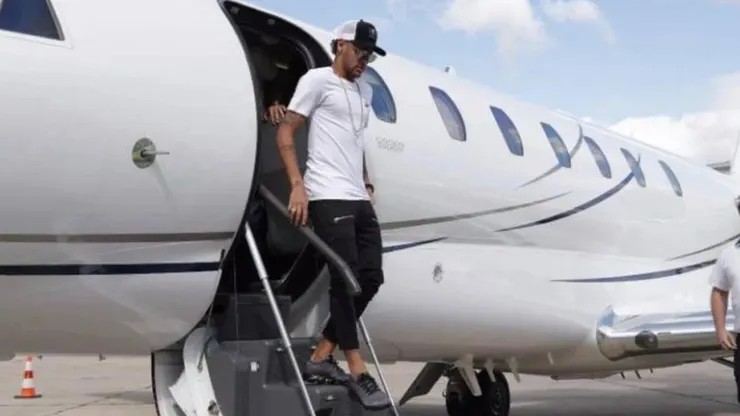 Avión privado, el menor de los lujos de Neymar en Arabia.