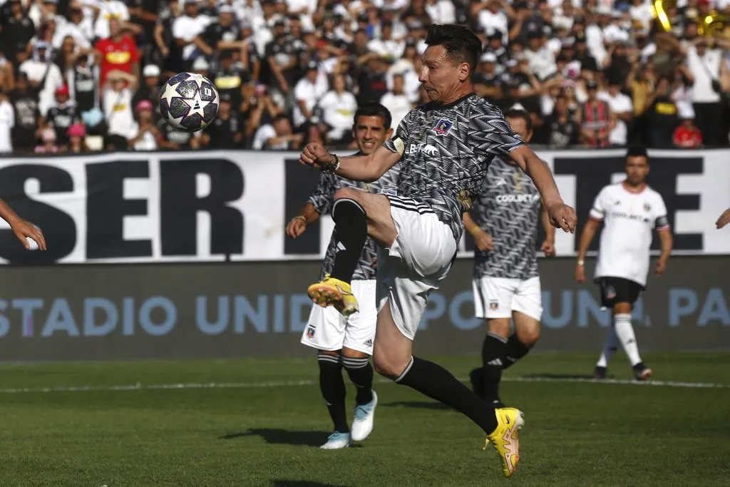 Pablo Contreras en acción por Colo Colo durante la despedida de Esteban Paredes. (Jonnathan Oyarzún/Photosport).